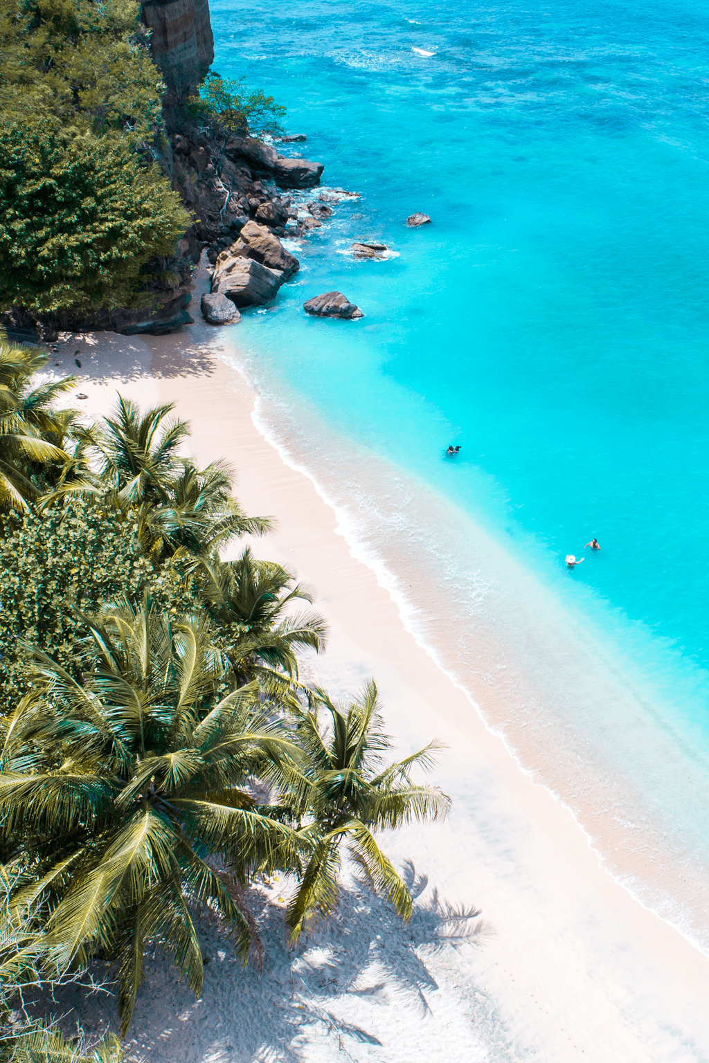 Praia tropical com águas turquesa representando destinos de viagem